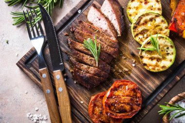 Barbekü tabağı. Biftek ve ızgara sebze..