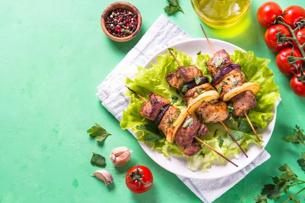 Kebab a la parrilla o shashlik en la mesa verde . — Foto de Stock