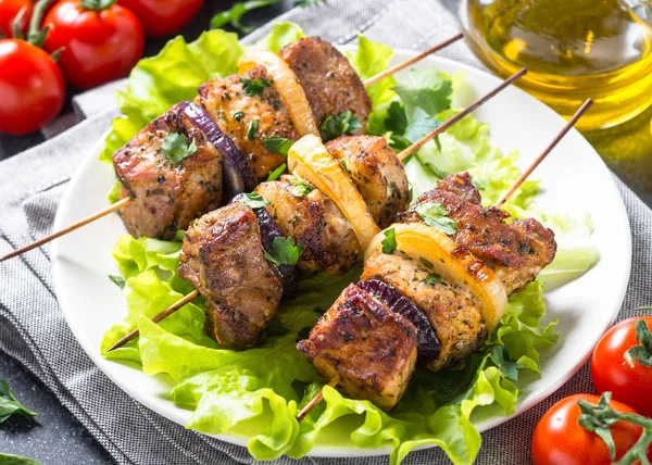 Gegrilde shish kebab of sjasliek close-up. — Stockfoto