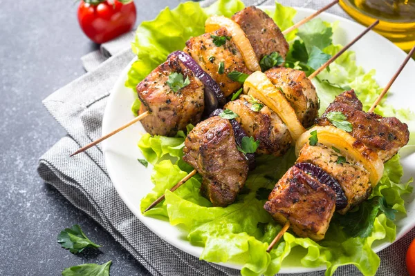 Shish kebab alla griglia o shashlik da vicino . — Foto Stock