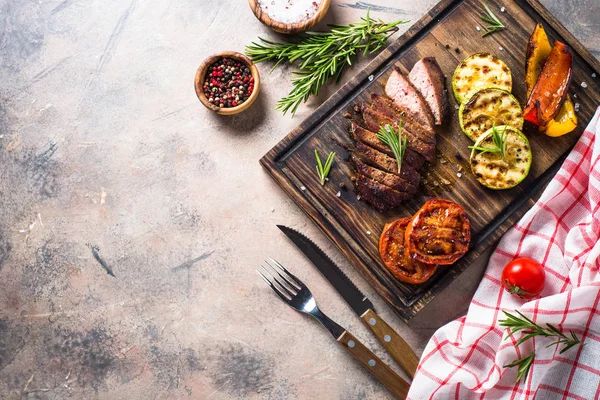 Hidangan barbekyu. Steak sapi dan sayuran panggang pemandangan atas. — Stok Foto