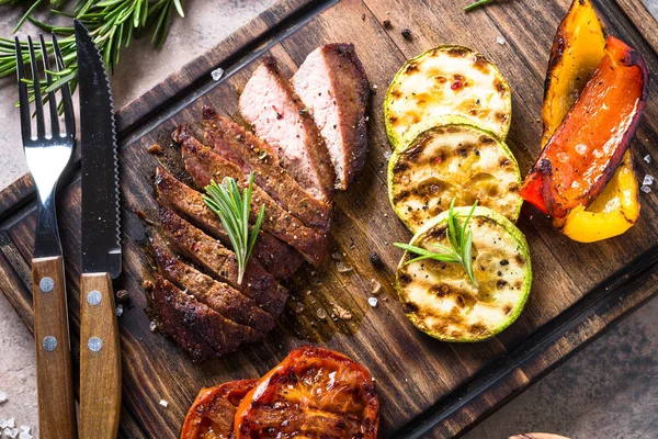 Bistecca di manzo alla griglia e verdure alla griglia — Foto Stock