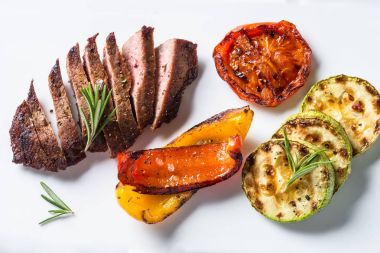 Barbekü tabağı. Biftek ve ızgara sebze..