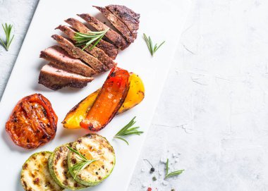 Barbekü tabağı. Biftek ve ızgara sebze..