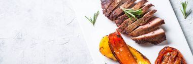 Barbekü tabağı. Biftek ve ızgara sebze..