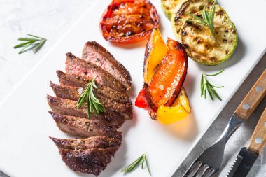 Barbekü tabağı. Biftek ve ızgara sebze..