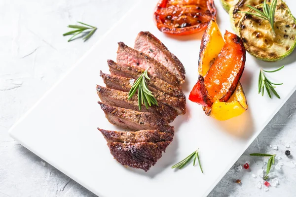 Bistecca di manzo e verdure grigliate. vista dall'alto . — Foto Stock