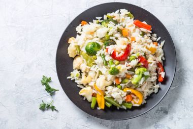 Sebze risotto üstten görünüm. Vejetaryen yiyecekler. 