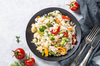 Sebze risotto üstten görünüm. Vejetaryen yiyecekler. 