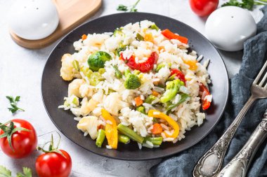 Sebze risotto üstten görünüm. Vejetaryen yiyecekler. 