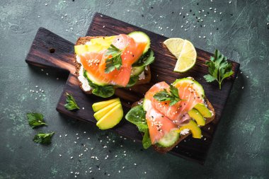Açık sandviç somon ıspanak ve avokado.
