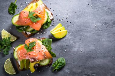 Açık sandviç somon ıspanak ve avokado.