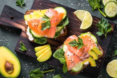 Açık sandviç somon ıspanak ve avokado.