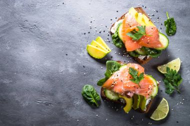 Açık sandviç somon ıspanak ve avokado.