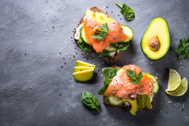 Açık sandviç somon ıspanak ve avokado.