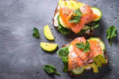 Açık sandviç somon ıspanak ve avokado.