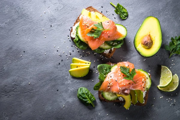 Açık sandviç somon ıspanak ve avokado.