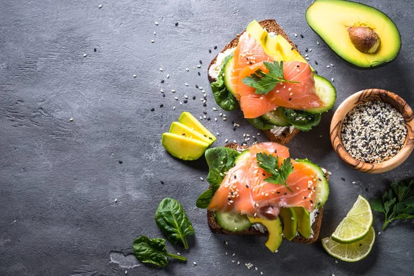 Buka sandwich dengan bayam salmon dan alpukat . — Stok Foto