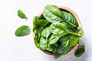 Bebek ıspanak üzerinde gri taş tablo Üstten Görünüm.