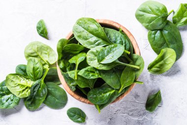 Bebek ıspanak üzerinde gri taş tablo Üstten Görünüm.