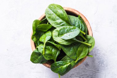 Bebek ıspanak üzerinde gri taş tablo Üstten Görünüm.