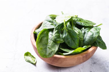 Bebek ıspanak üzerinde gri taş tablo Üstten Görünüm.