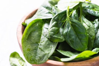 Bebek ıspanak üzerinde gri taş tablo Üstten Görünüm.