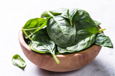 Bebek ıspanak üzerinde gri taş tablo Üstten Görünüm.