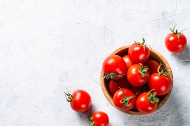 Domates gri taş masada.