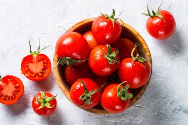 Domates gri taş masada.