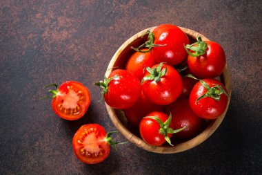 Domates karanlık taş masada.