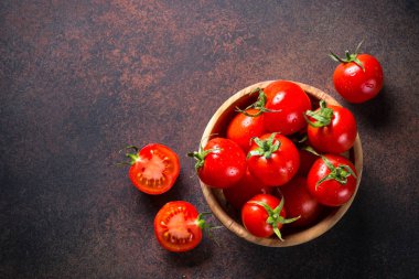 Domates karanlık taş masada.