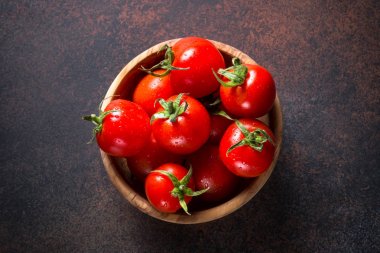 Domates karanlık taş masada.