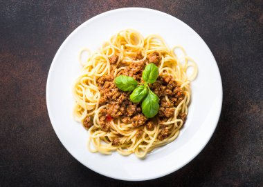 Spagetti bolognese karanlık taş masada. 