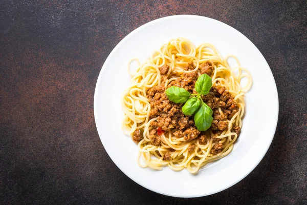 Spagetti bolognese karanlık taş masada. 