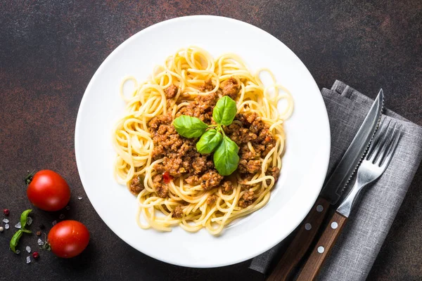 Spaghetti boloñesa sobre mesa de piedra oscura . — Foto de Stock