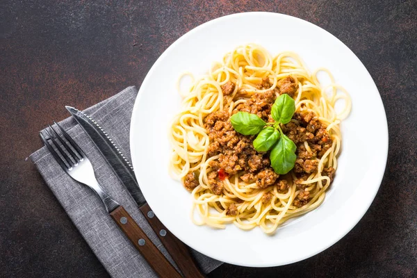 Spaghetti boloñesa sobre mesa de piedra oscura . — Foto de Stock
