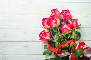 Ahşap masa üzerinde kırmızı gül çiçek. 