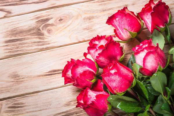 Röd ros blomma på träbord. — Stockfoto