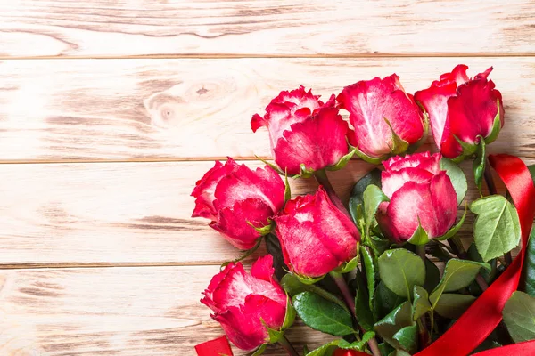 Röd ros blomma på träbord. — Stockfoto
