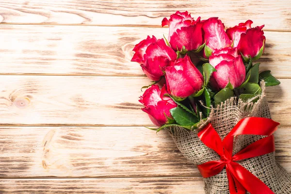 Rosa roja sobre mesa de madera . — Foto de Stock