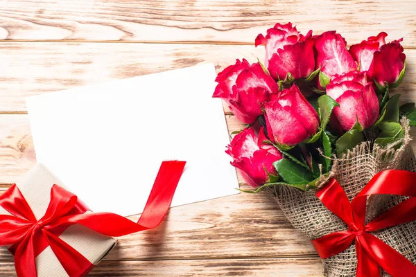 Rosa roja sobre mesa de madera . — Foto de Stock