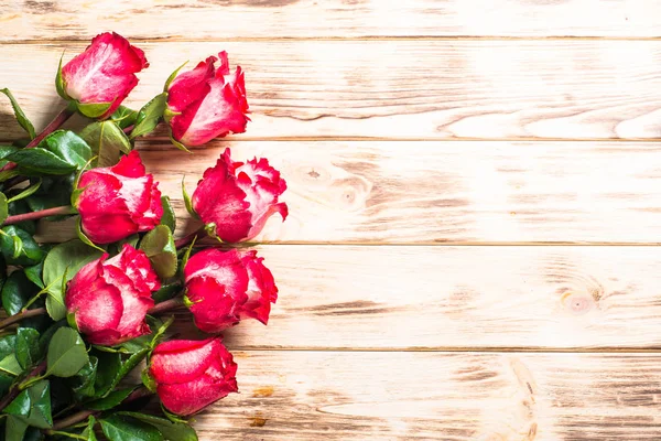 Rosa roja sobre mesa de madera . — Foto de Stock