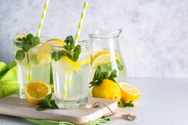 Limonata yaz soğuk içecek.