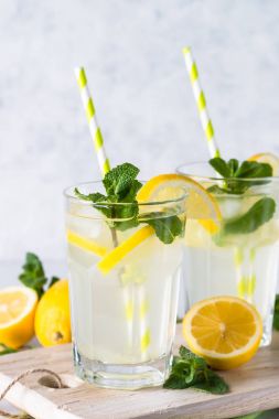 Limonata yaz soğuk içecek.