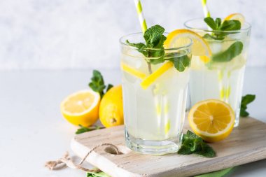 Limonata yaz soğuk içecek.