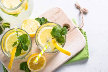 Limonata yaz soğuk içecek.
