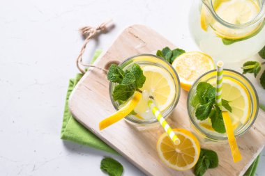 Limonata yaz soğuk içecek.