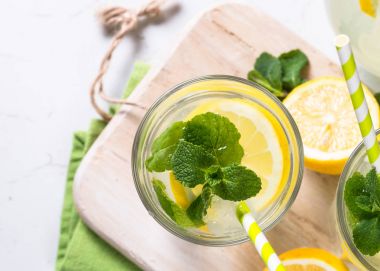 Limonata yaz soğuk içecek.