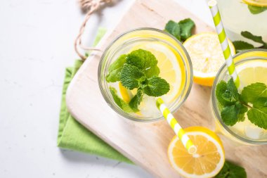 Limonata yaz soğuk içecek.